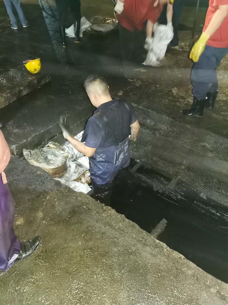 嚴(yán)陣以待抗擊洪魔 確保全廠生產(chǎn)供水2.jpg 嚴(yán)陣以待抗擊洪魔 確保全廠生產(chǎn)供水2.jpg