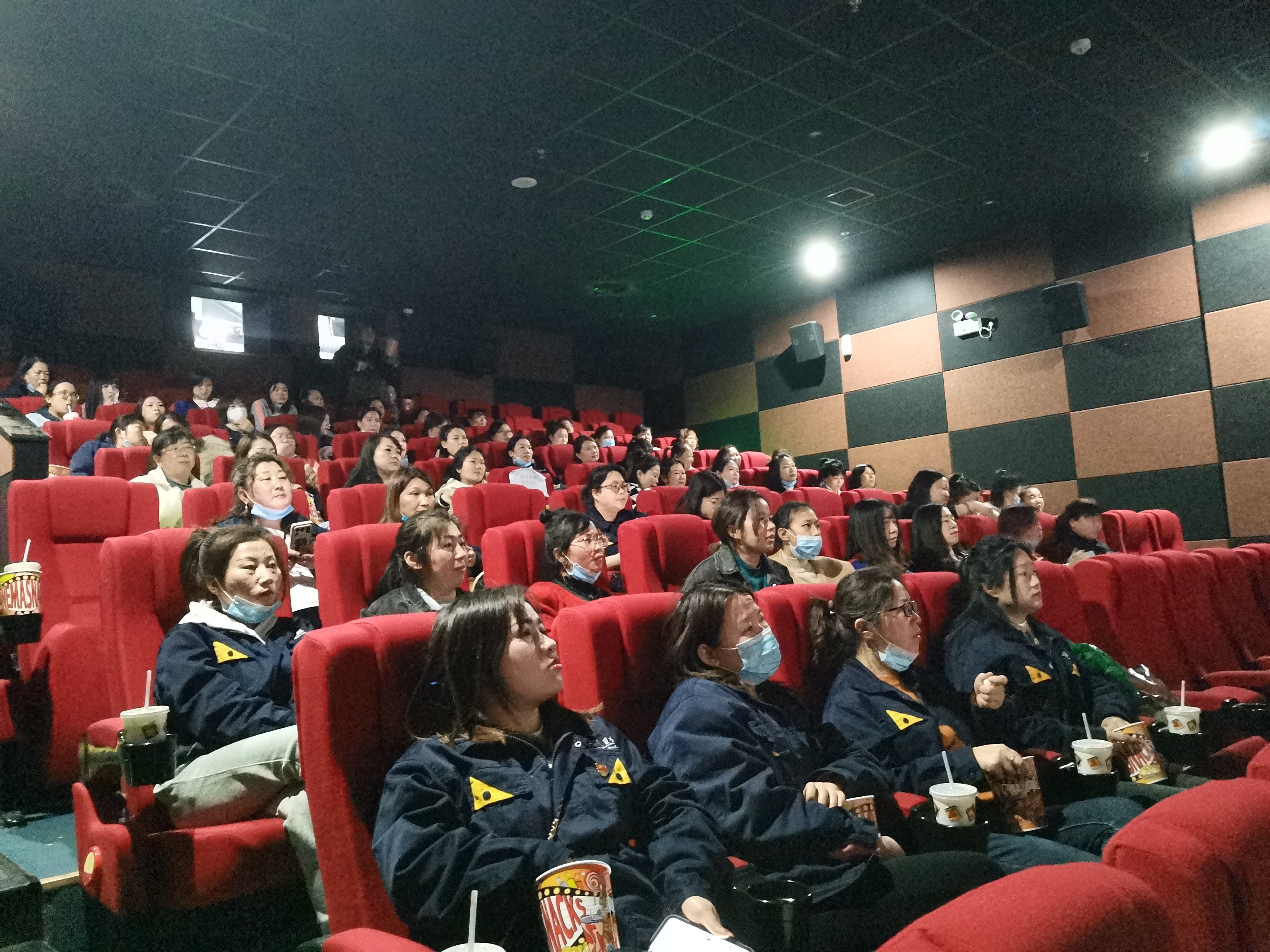 觀(guān)影2.jpg 觀(guān)影2.jpg