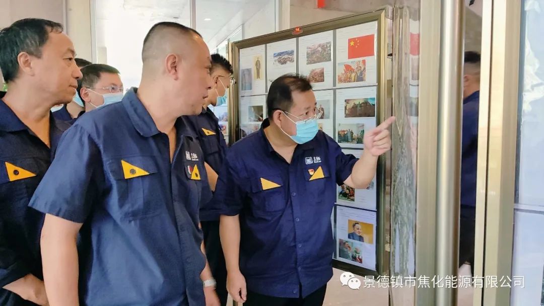 參觀人員觀看紅色郵票2.jpg 參觀人員觀看紅色郵票2.jpg