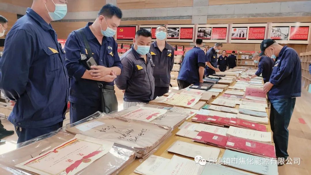 參觀人員翻看紅色書刊.jpg 參觀人員翻看紅色書刊.jpg