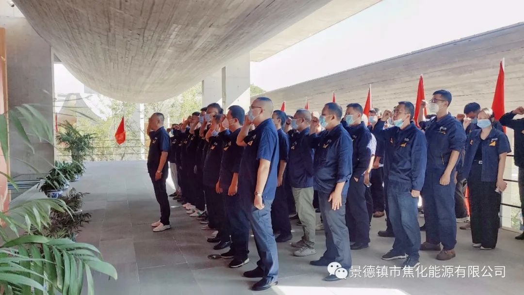 曹達宏帶領全體黨員重溫入黨誓詞.jpg 曹達宏帶領全體黨員重溫入黨誓詞.jpg