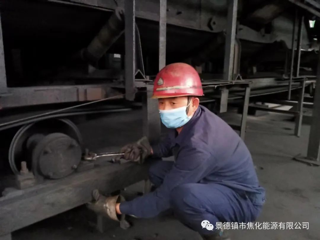 “老線這邊人手不夠，你們那邊有誰(shuí)可以過來支援？”“好的，我馬上來?！甭牭竭@個(gè)消息時(shí)，羅國(guó)安剛剛結(jié)束新線的維修工作，但他二話不說，立即拿起維修包，投入到老線的維修工作當(dāng)中。每天工作10小時(shí)以上已經(jīng)成為抗疫期間的常態(tài)，雖然身體很疲憊，但是他沒有任何怨言，“確實(shí)很辛苦、很累，但現(xiàn)在正是特殊時(shí)期，只有保障公司生產(chǎn)經(jīng)營(yíng)“不斷檔”，我們生活才能“不斷線”，恰恰我所在的運(yùn)輸廠就是承擔(dān)著焦炭煤炭運(yùn)輸?shù)闹匾氊?zé)，所以我更應(yīng)該恪盡職守，保障好這些設(shè)備的穩(wěn)定運(yùn)行?！?jpg